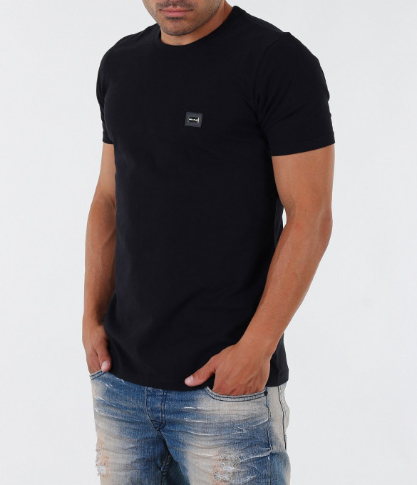 Изчистена мъжка тениска