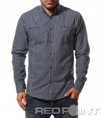 Открояваща се риза в райе...