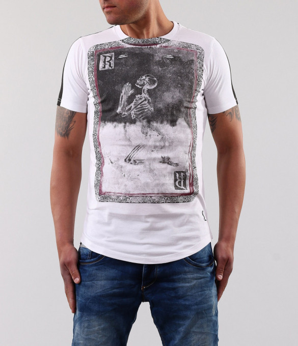 Мъжка черна тениска с актуална...