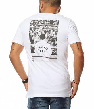 Тениска с щампа на гърба... 2