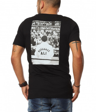 Тениска с щампа на гърба... 2