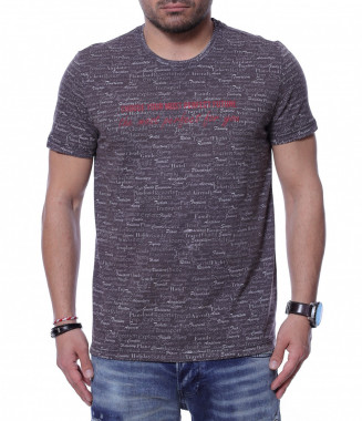 Тениска с дребни надписи...