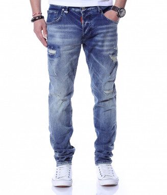 Светлосини накъсани дънки...