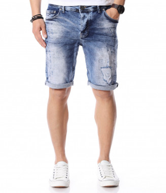 Изразителни къси дънки...