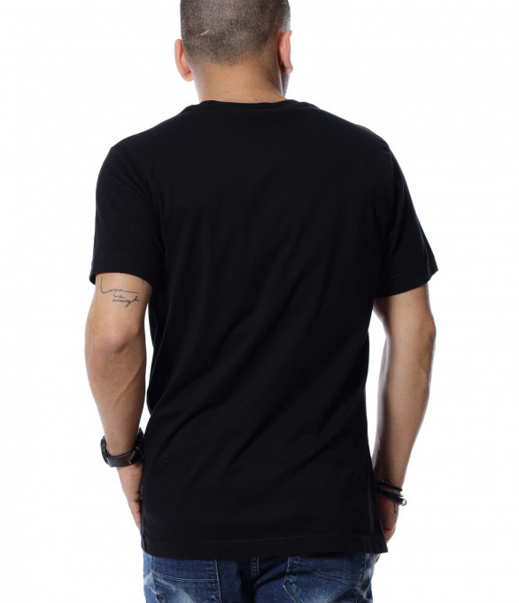 Тениска със забележима апликация...