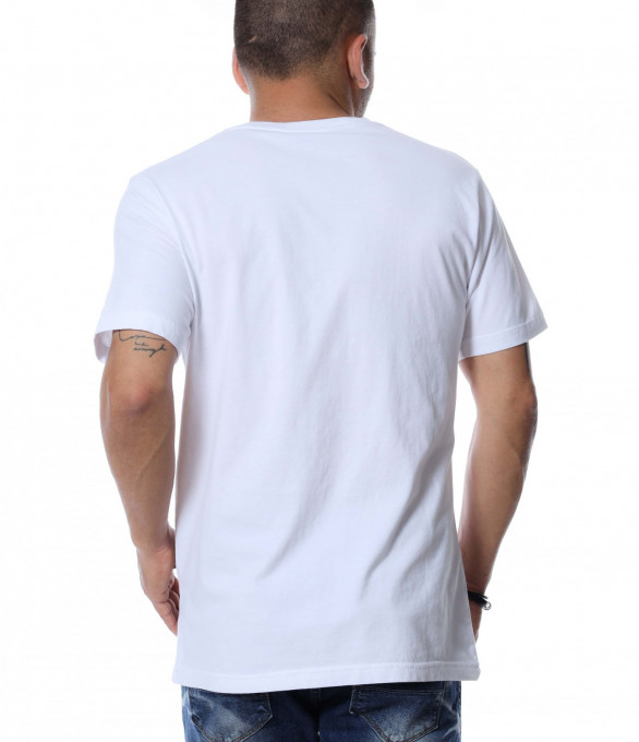 Тениска със забележима апликация...