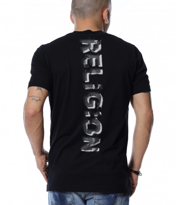 Тениска с нестандартна апликация...