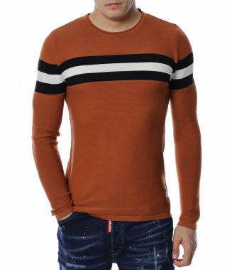 Пуловер с цветни линии...