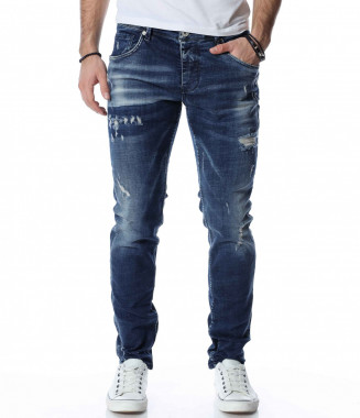 Дънки с накъсан акцент...