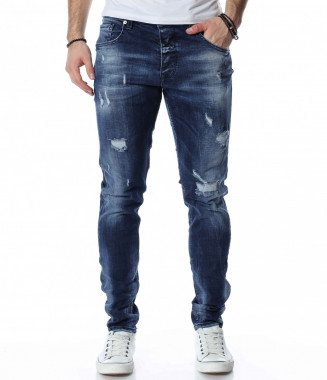 Дънки с накъсани детайли...