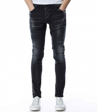 Черни дънки с накъсан мотив...