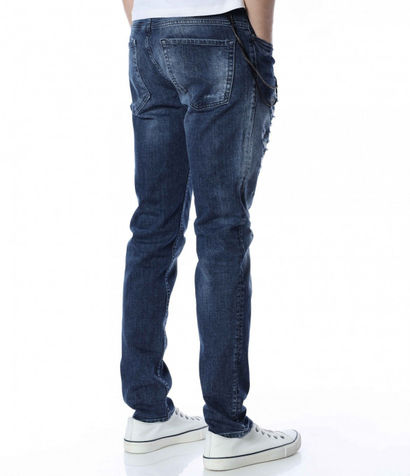 Дънки с декорация и накъсан ефект...