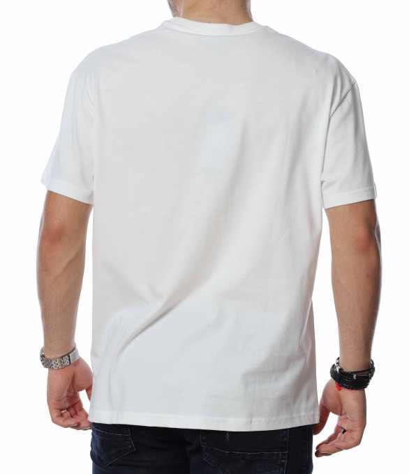 Тениска с нестандартна апликация...