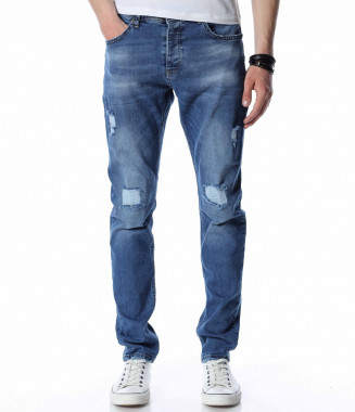 Дънки с накъсан дизайн...