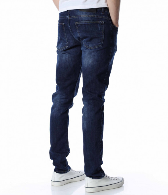 Тъмносини дънки в класически вариант...