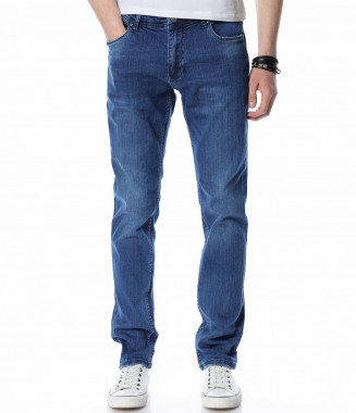 Класически дънки в изчистен...