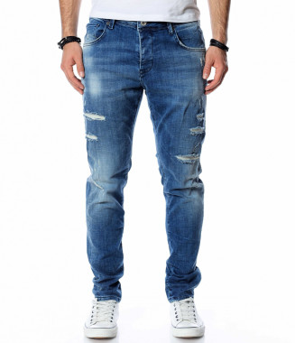 Дънки с накъсан акцент...