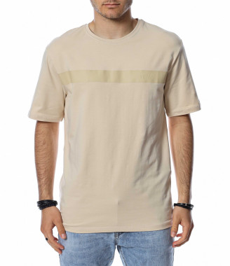 Тениска с ненатрапчива...