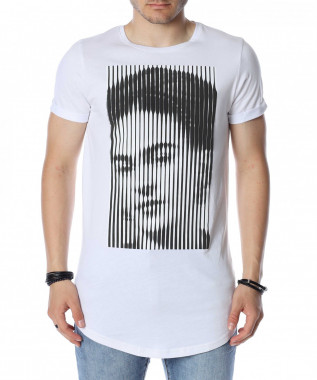 Тениска с изразителна щампа...