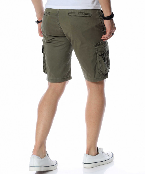 Къси карго панталони с големи джобове...