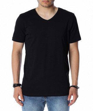 Тениска в изчистен дизайн и...