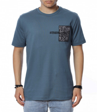 Тениска с модерна бродерия...