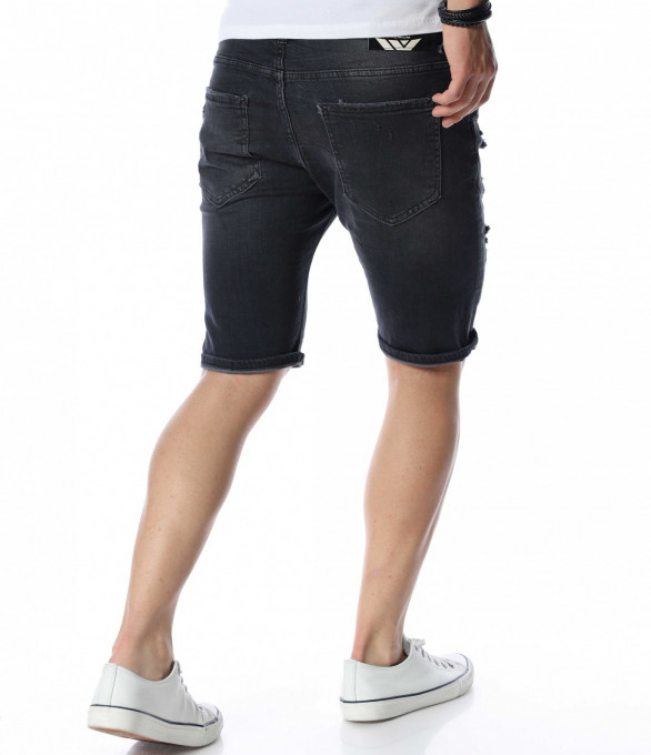 Черни къси дънки с накъсан ефект...