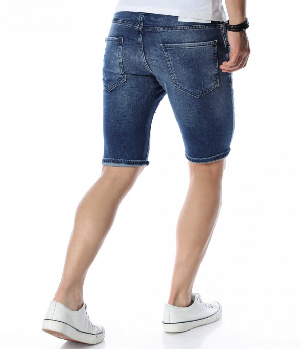 Къси дънки с накъсан ефект и пръски...