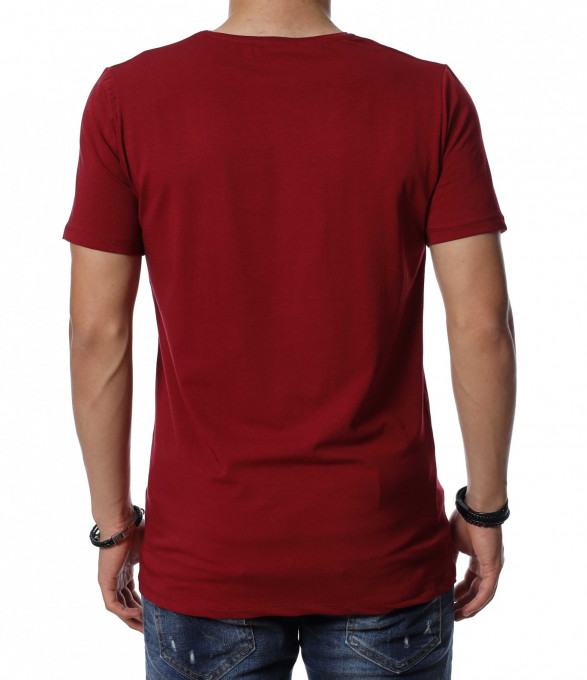 Тениска в изчистен дизайн и V образно...