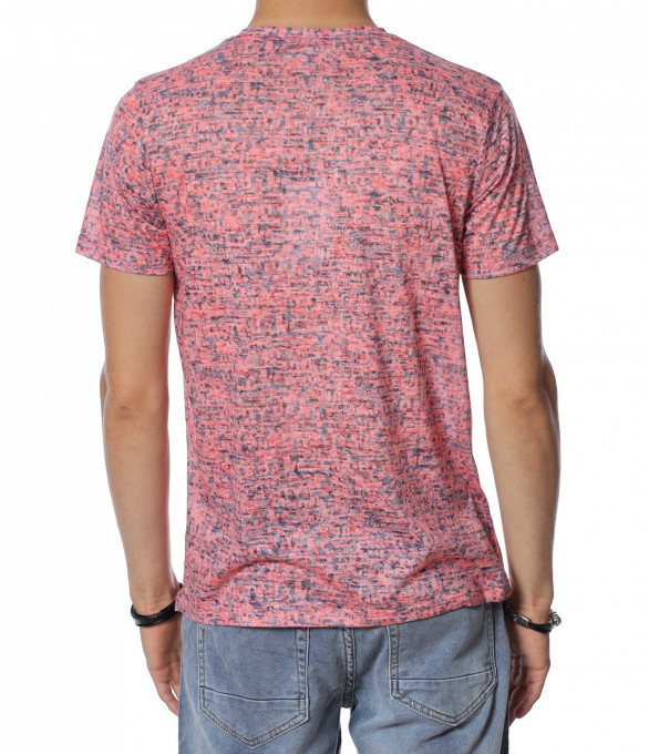 Тениска с десен със ситни букви...