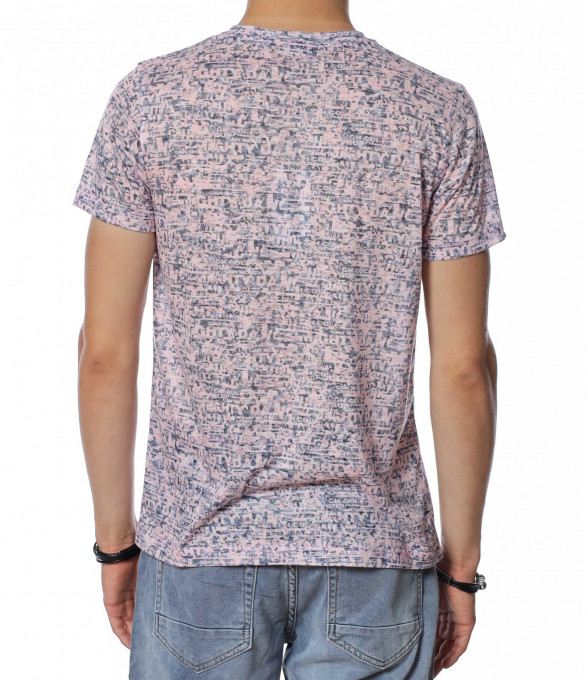 Тениска с десен със ситни букви...