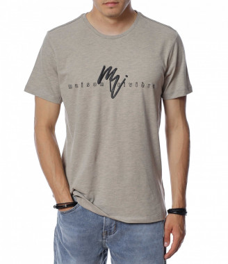 Тениска с ненатрапчив...