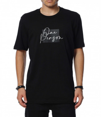 Фланелка с малка апликация...