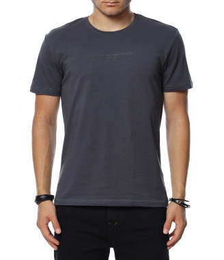 Тениска с миниатюрен надпис...