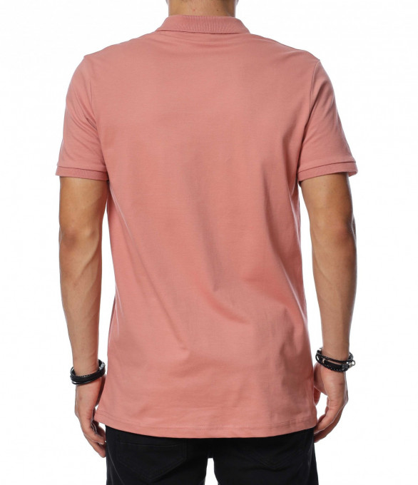 Тениска с яка в класическа кройка...