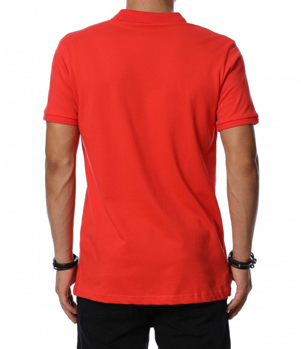 Тениска с яка в класическа кройка...